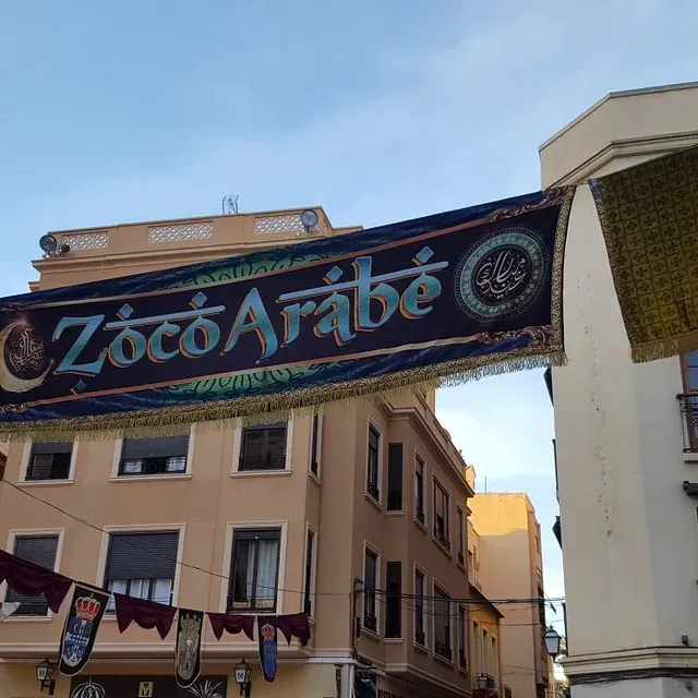 Un edificio con un cartel que dice Zocoarabe.