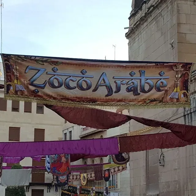 Un cartel que dice Zoco Arabe cuelga de un edificio.