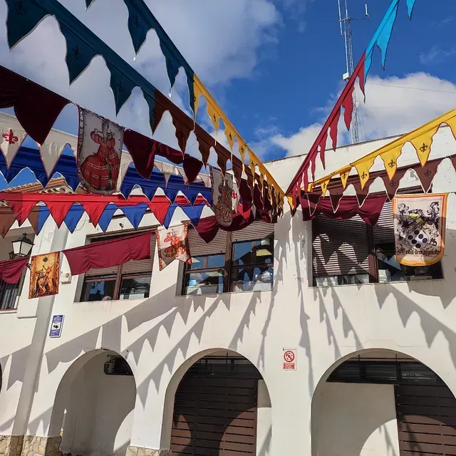 Banderines de colores, colgados es una casa