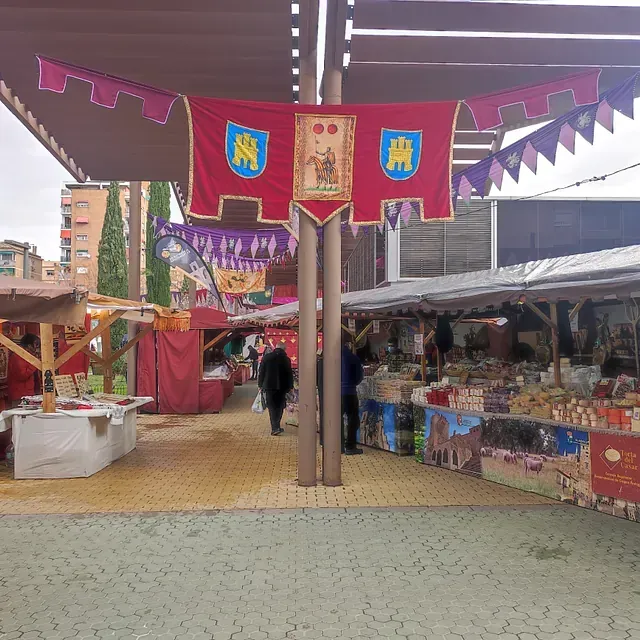 Un estandarte rojo con un caballero cuelga de un poste.