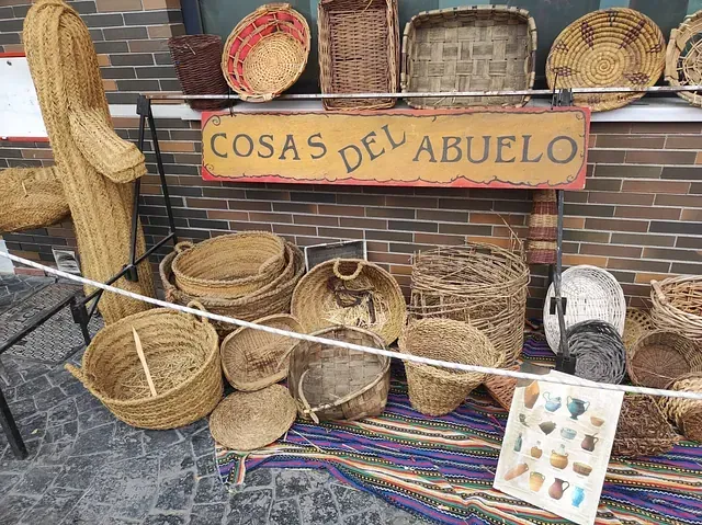 Un montón de cestas están debajo de un cartel que dice cosas del abuelo.