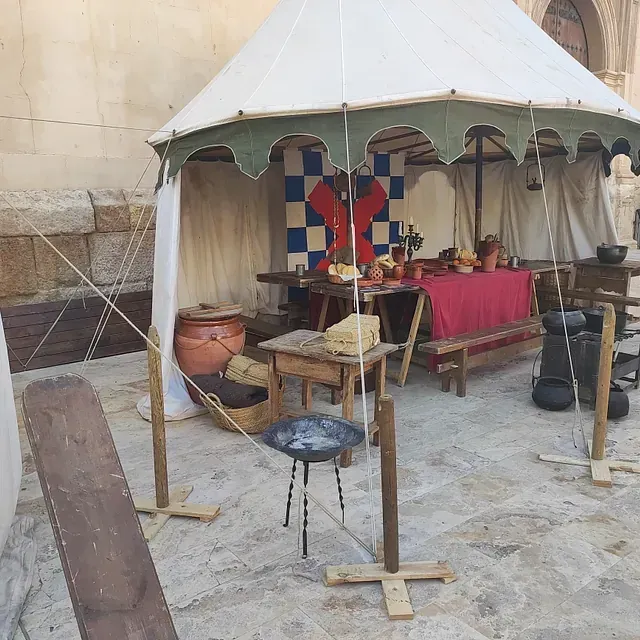 Una tienda de campaña con una mesa y sillas dentro.