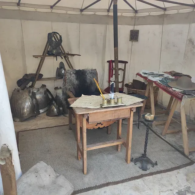 Una pequeña mesa de madera con un bolígrafo encima.