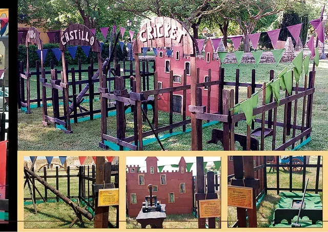 Una valla de madera con un castillo al fondo