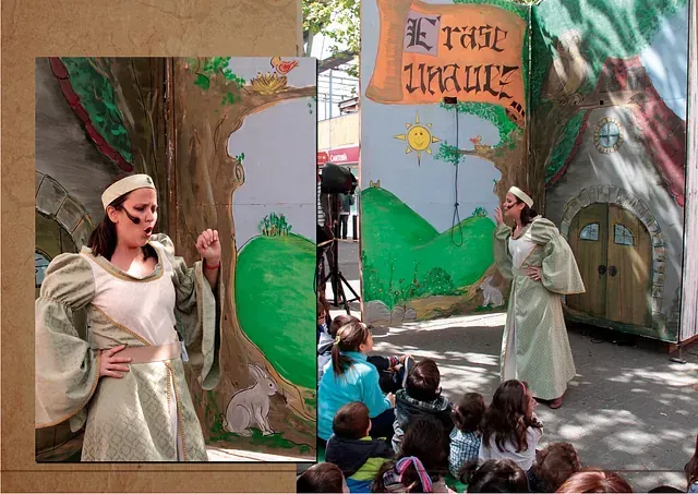 Una mujer con un vestido verde está parada frente a un grupo de niños.