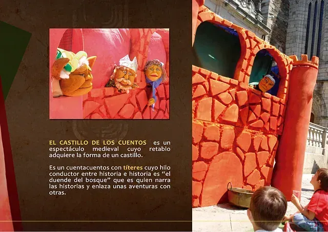 Un niño está mirando un espectáculo de marionetas en español.