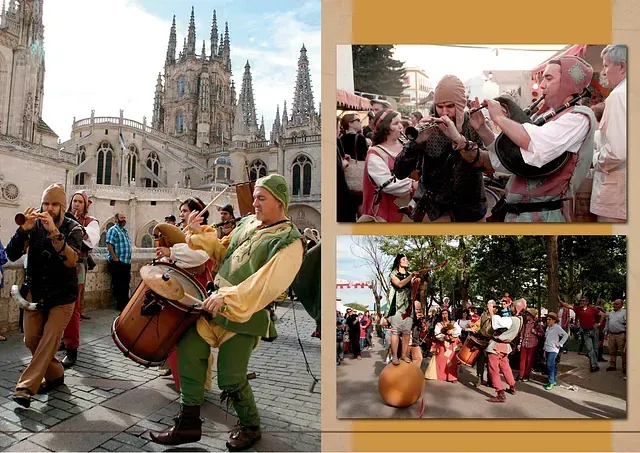 Un grupo de personas toca instrumentos frente a un gran edificio.