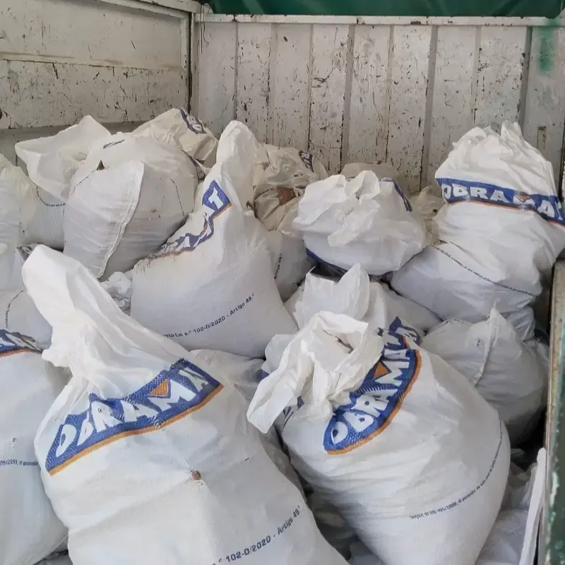 Bolsas blancas, algunas con el logo 