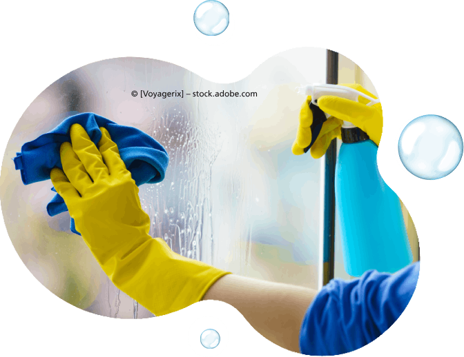 Fensterreinigung, Hände von Person mit gelben Gummihandschuhe, Lappen und Sprühflasche