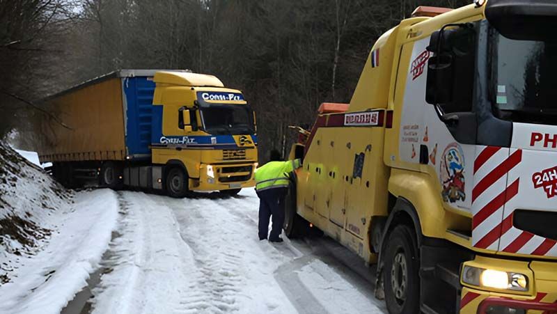 Dépannage d'un camion sous la neige