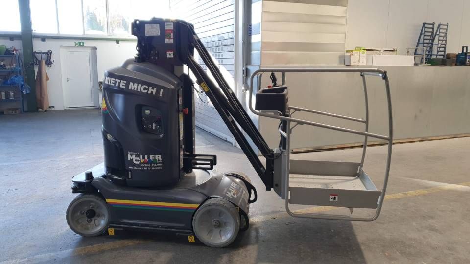 Schwarze Hubarbeitsbühne mit gelben Streifen, für den Innenbereich.