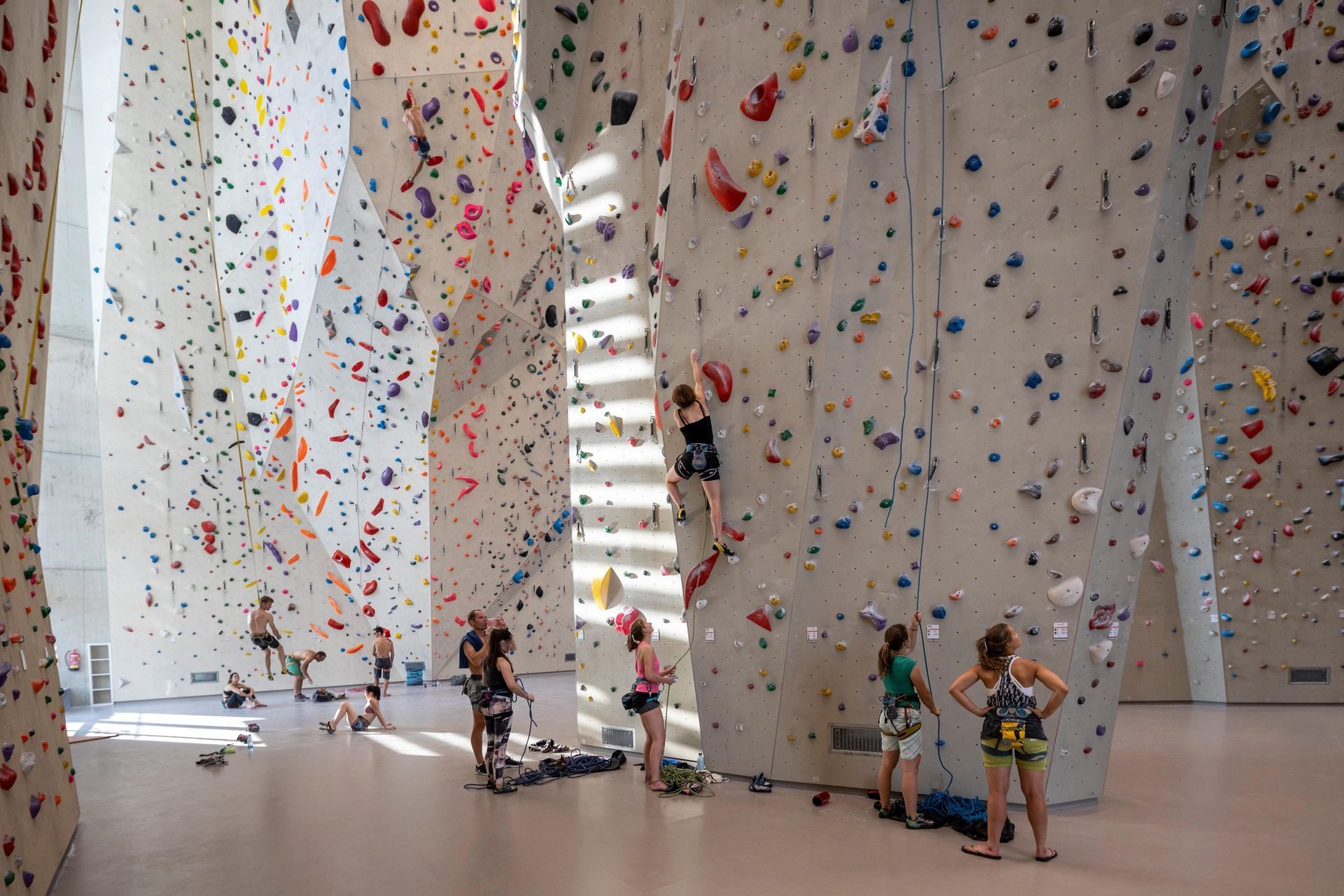 Bouldern in der Halle oder Schwimmen im Badi Langenthal Klettern in der Boulderhalle