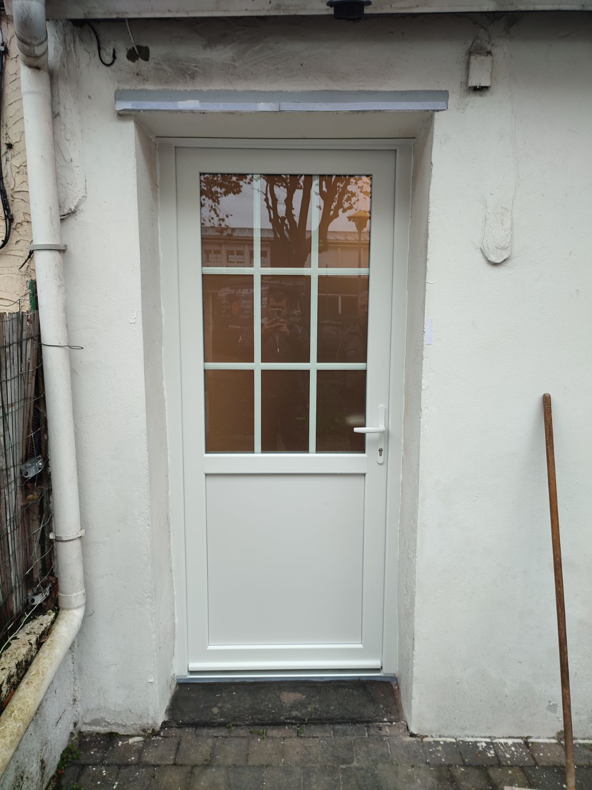 Porte-fenêtre blanche à carreaux