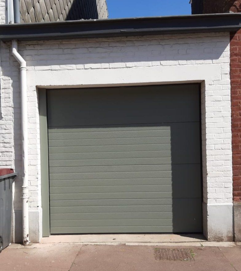 Porte de garage sectionnelle vert amande