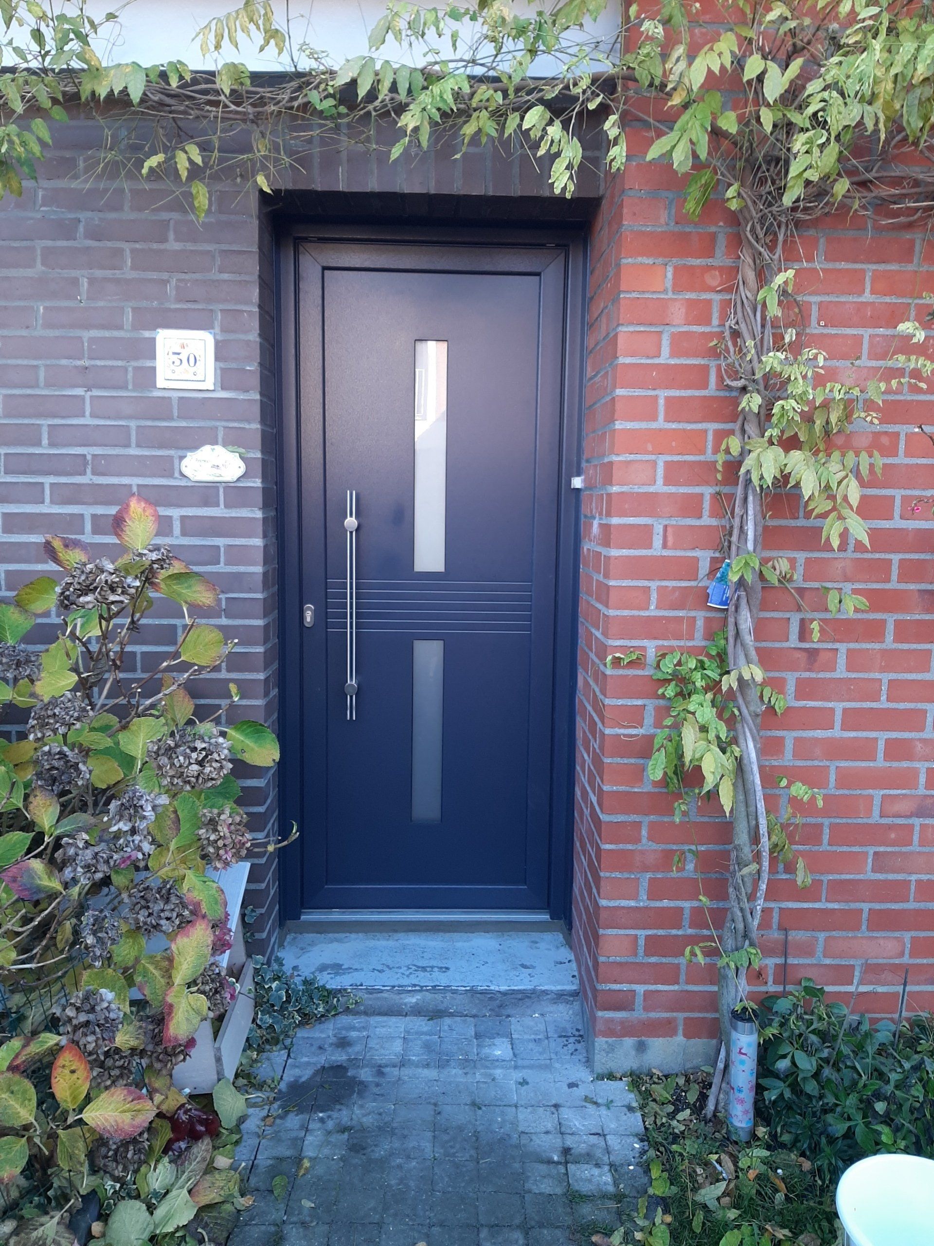 Porte d'entrée gris foncé avec deux vitres horizontales