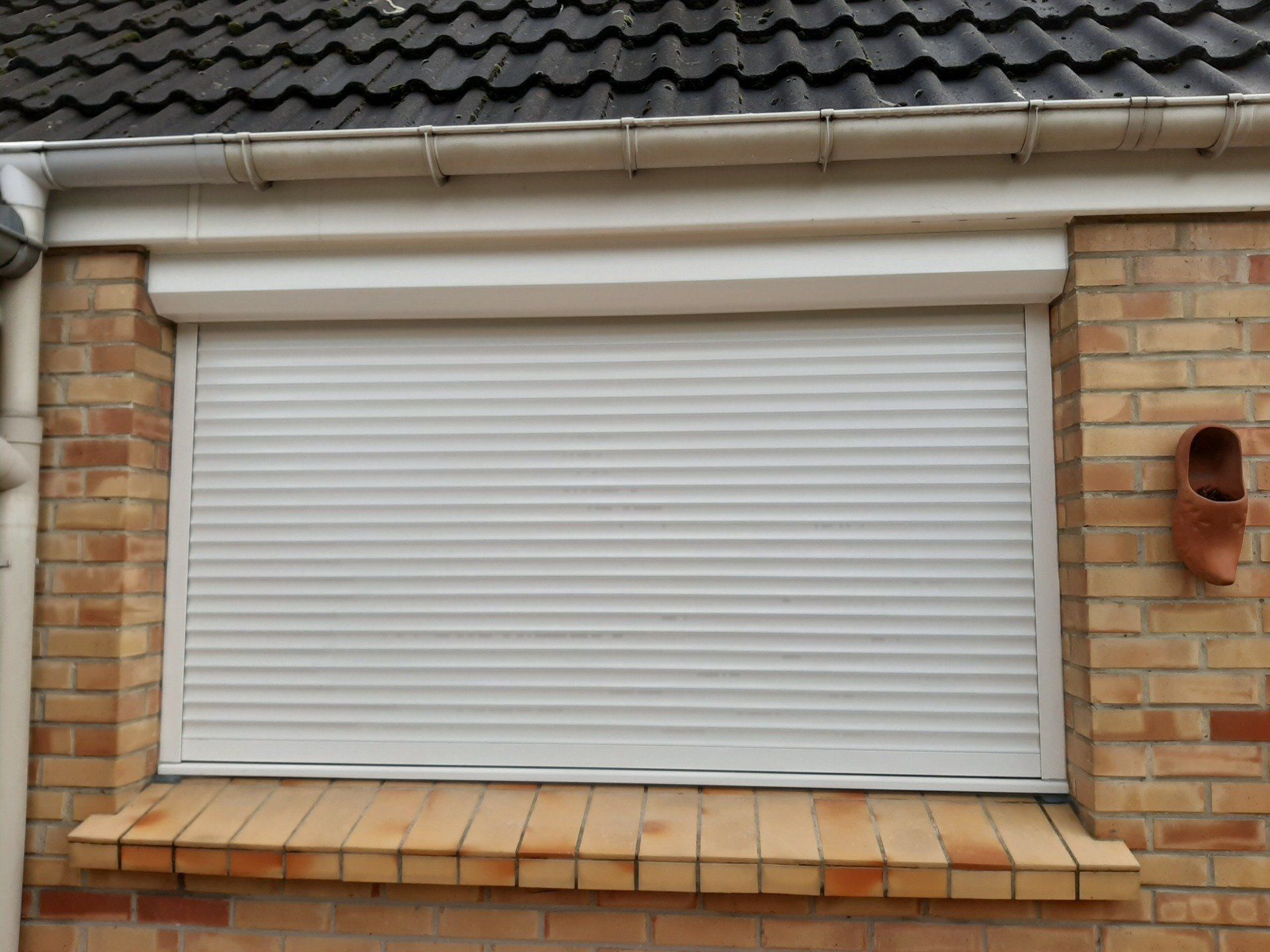 Volet roulant blanc en PVC pour fenêtre rectangulaire horizontale