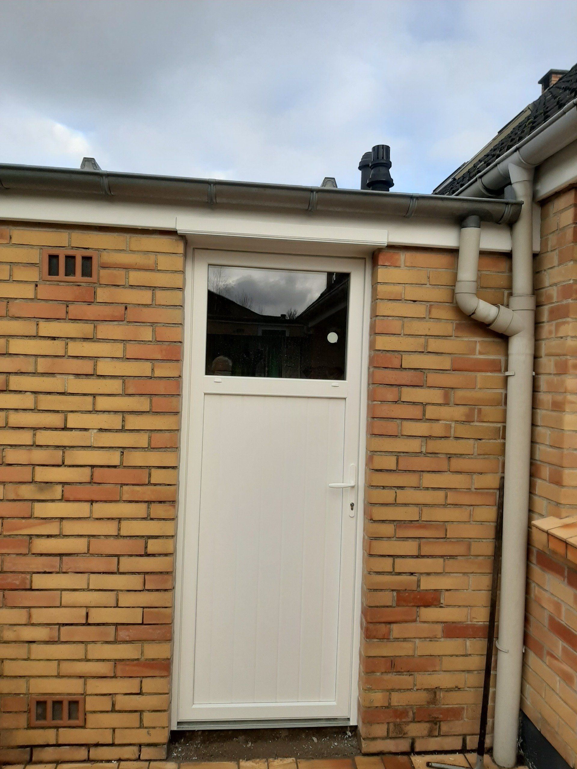 porte de service blanche avec imposte