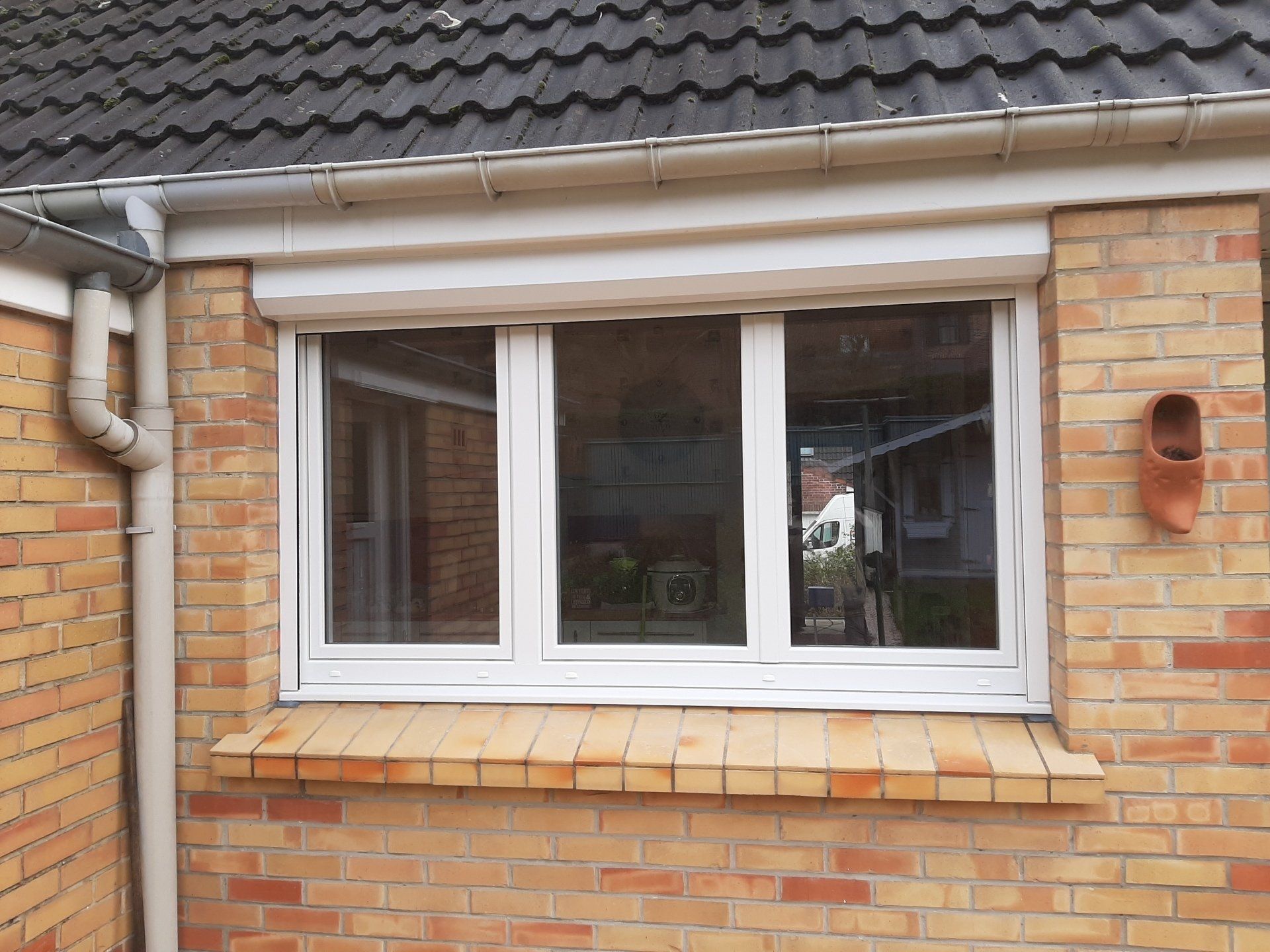 Fenêtre PVC blanche avec coffre de volet roulant