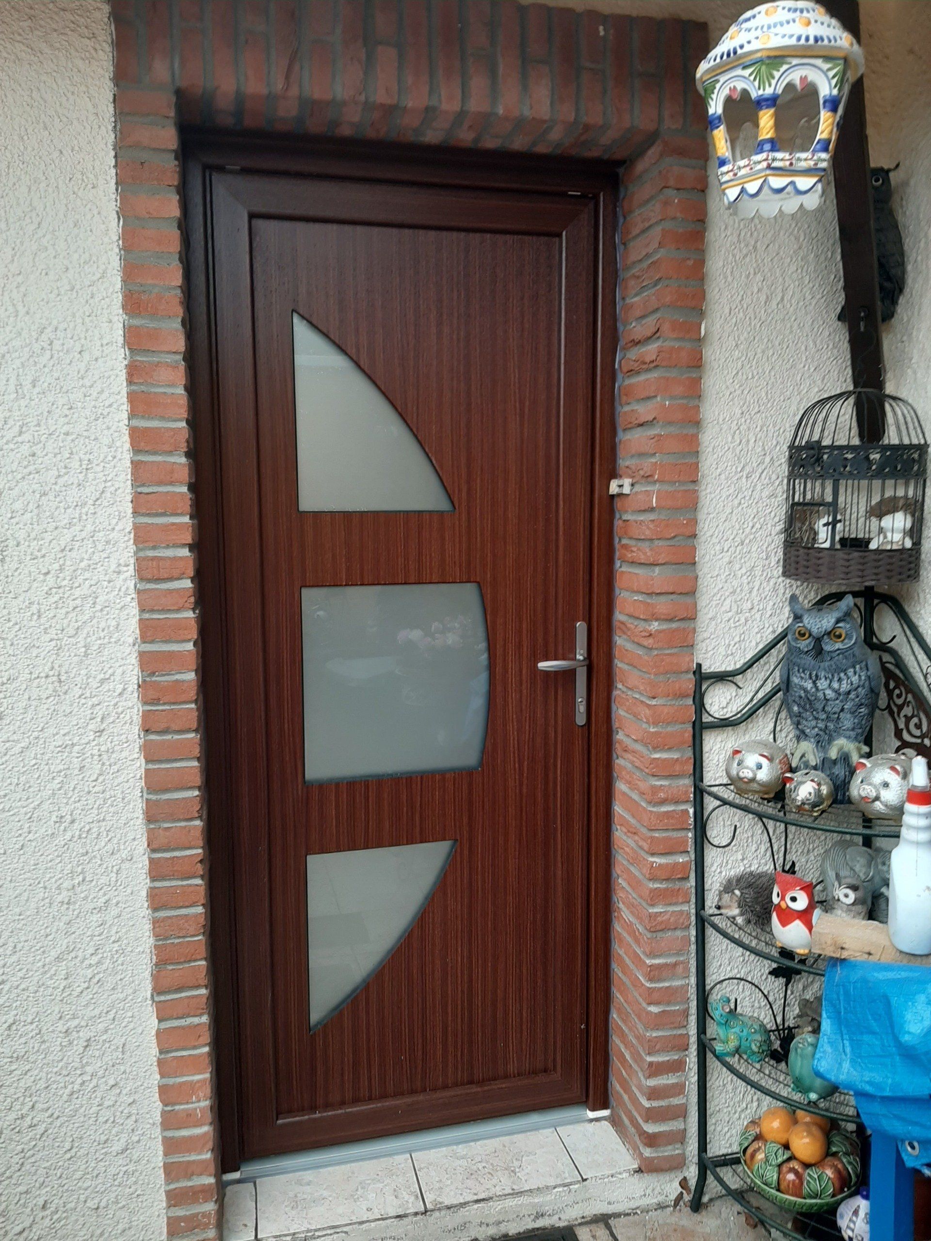 Porte d'entrée effet bois avec vitre en virgule