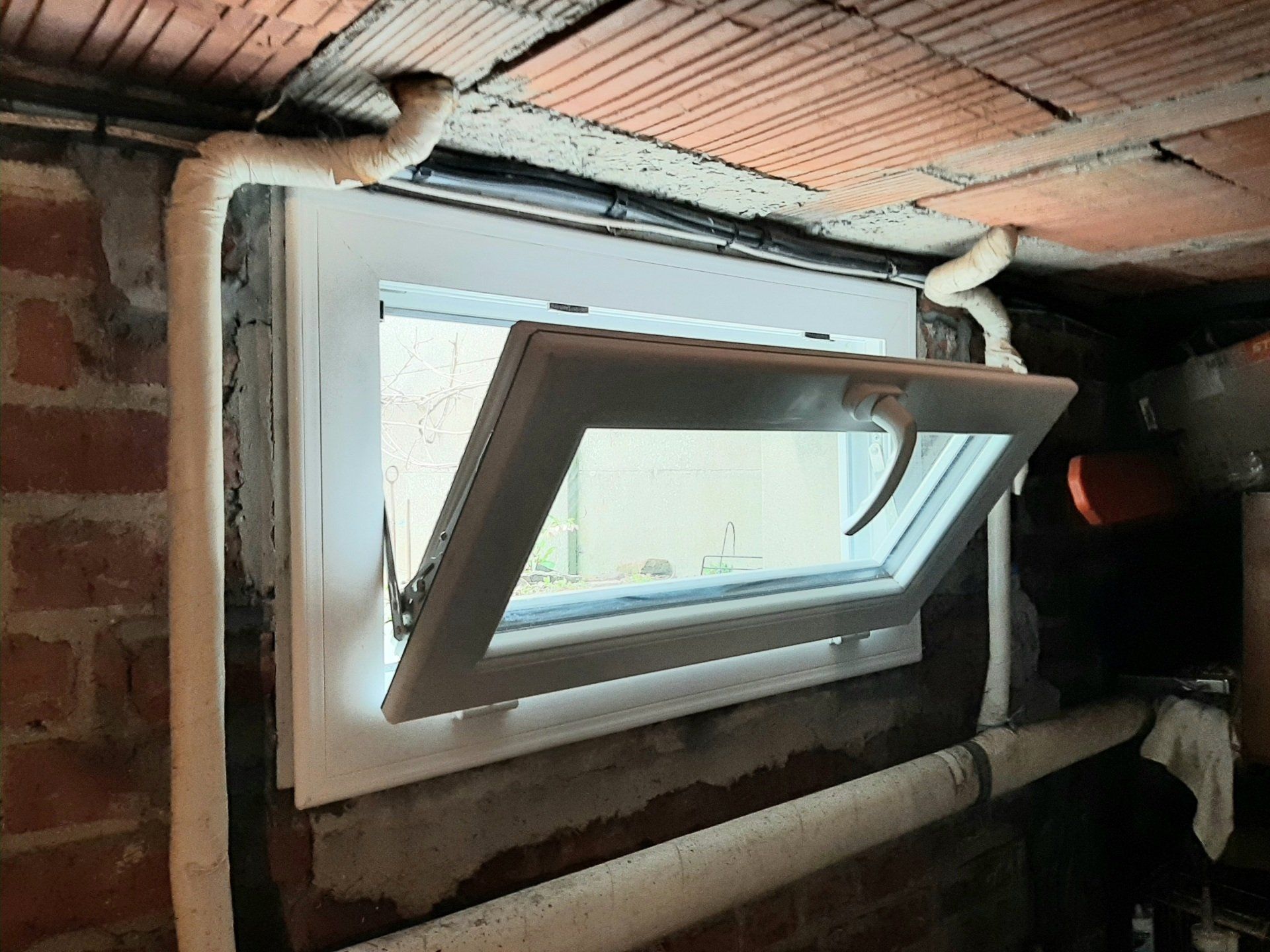 Châssis à soufflet PVC avec fenpetre ouverte, vue de l'intérieur