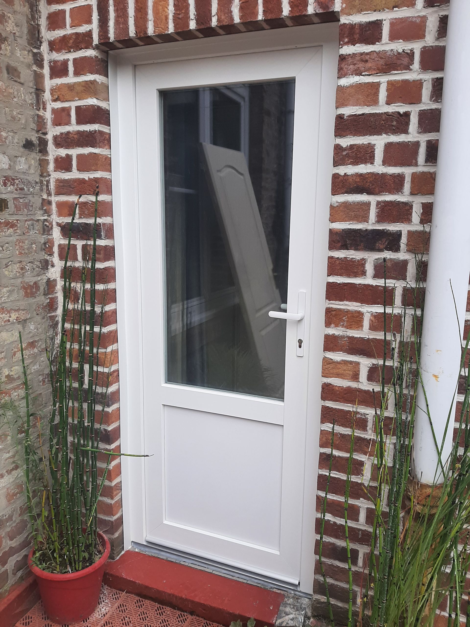 Porte-fenêtre vitrée blanche