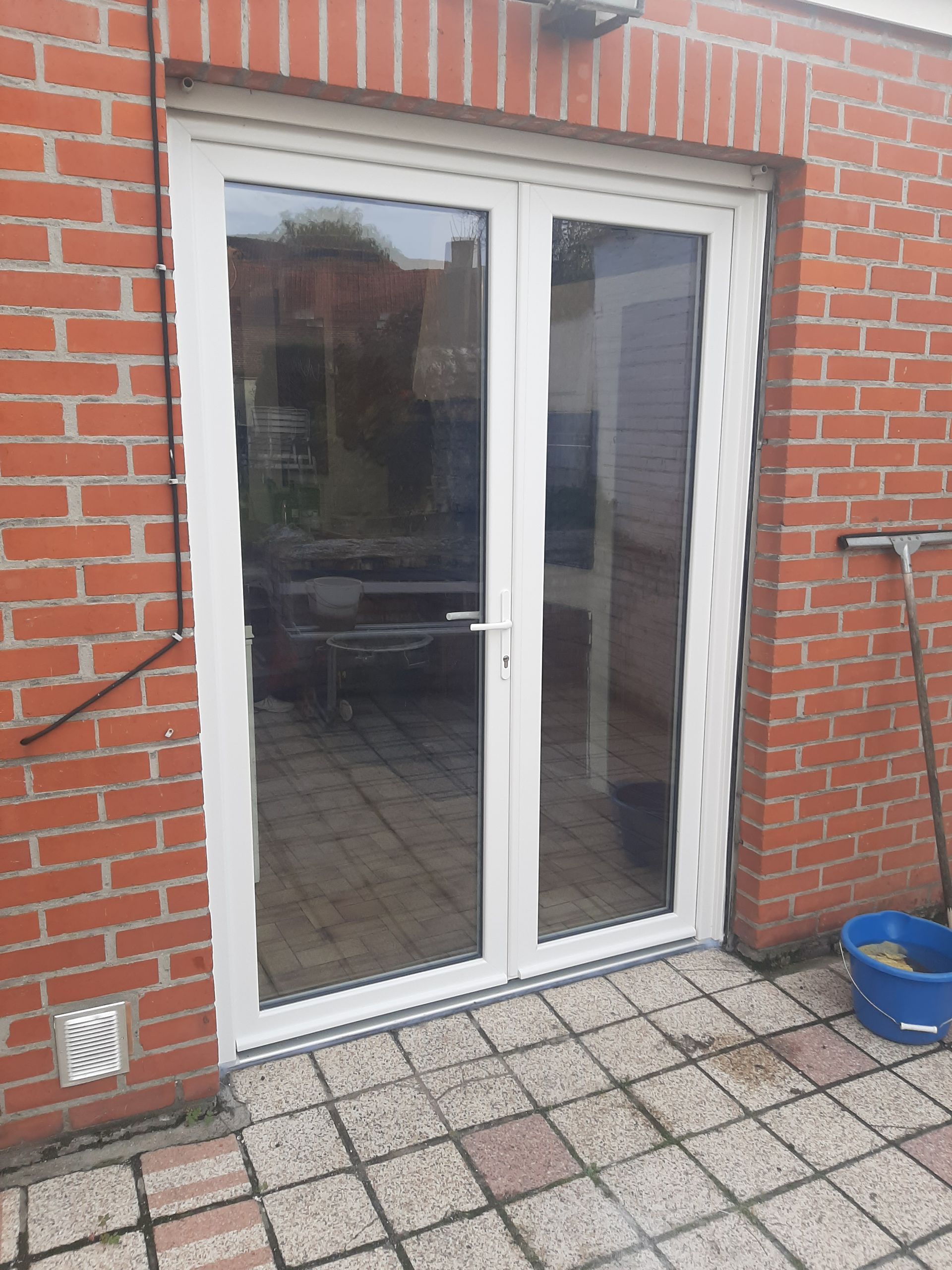 Porte-fenêtre en PVC avec deux vantaux