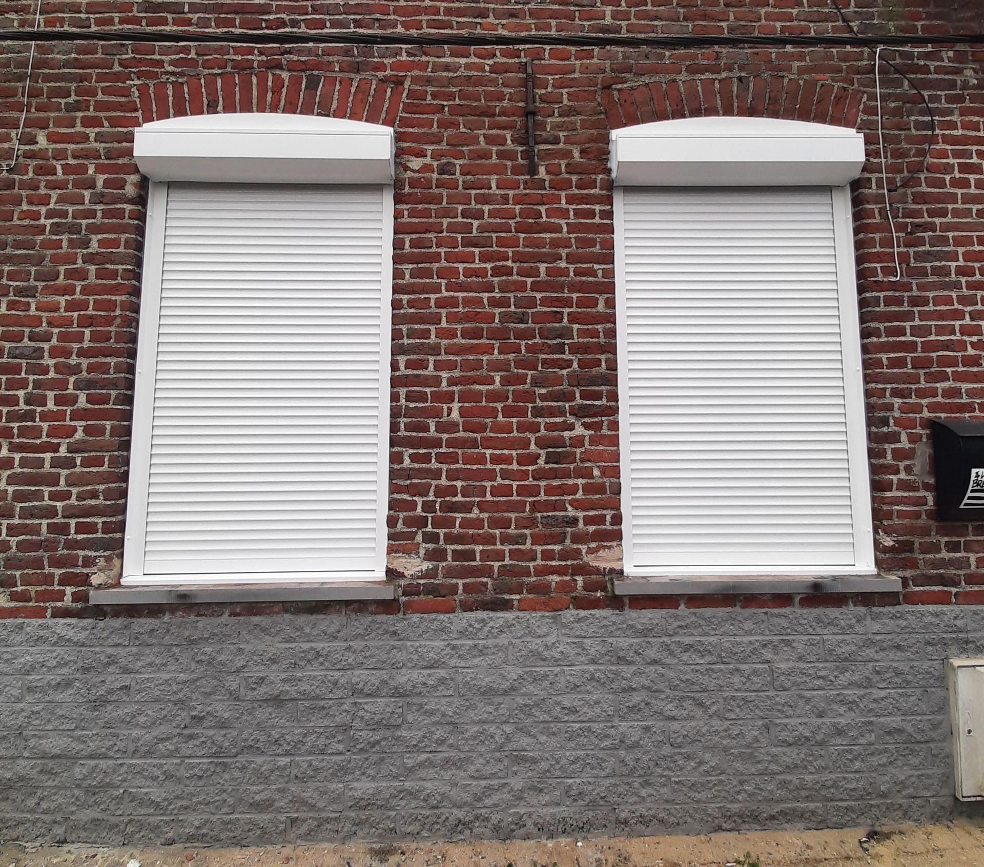 Deux fenêtres avec volets roulants en PVC