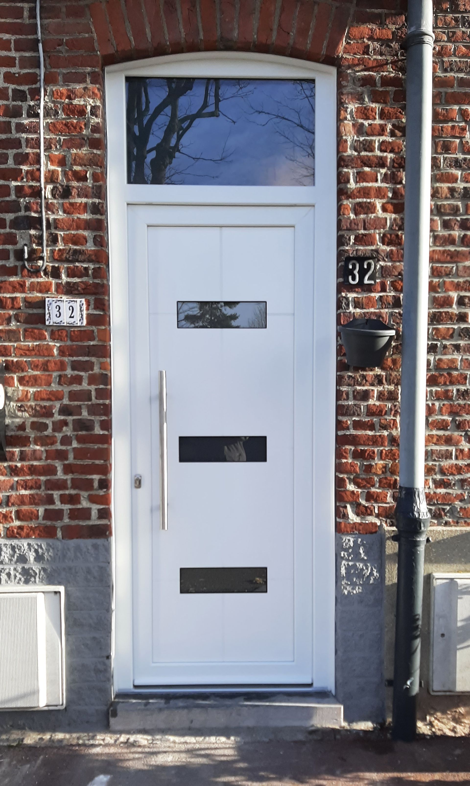 Porte d'entrée blanche avec imposte