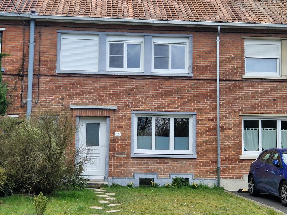 Façade d'une maison avec des menuiseries extérieurs en pvc