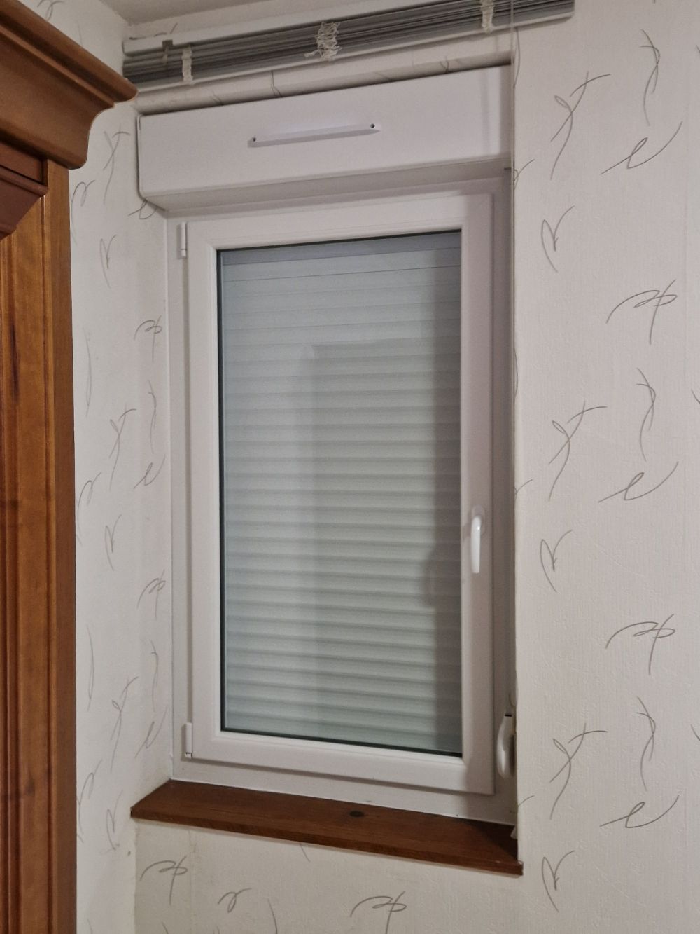 Fenêtre simple avec des volets roulants fermés