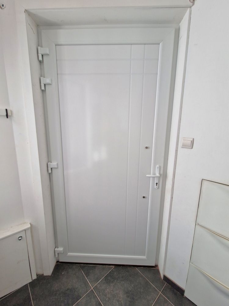 Porte en pvc blanc avec motifs vue de l'intérieur