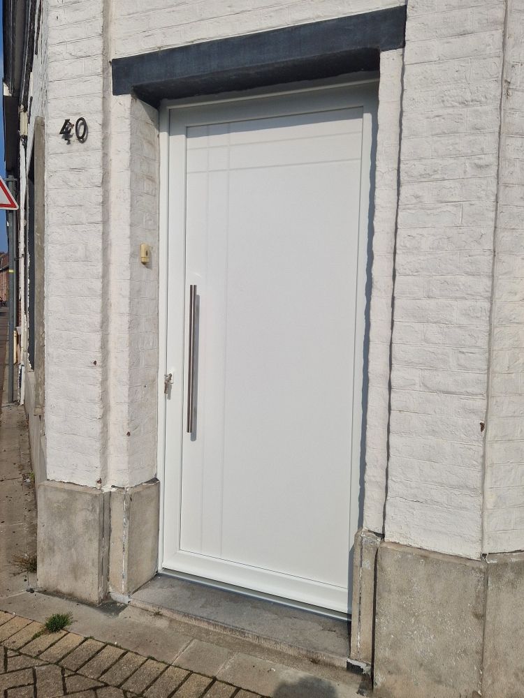 Porte en pvc blanc avec motifs vue de l'extérieur