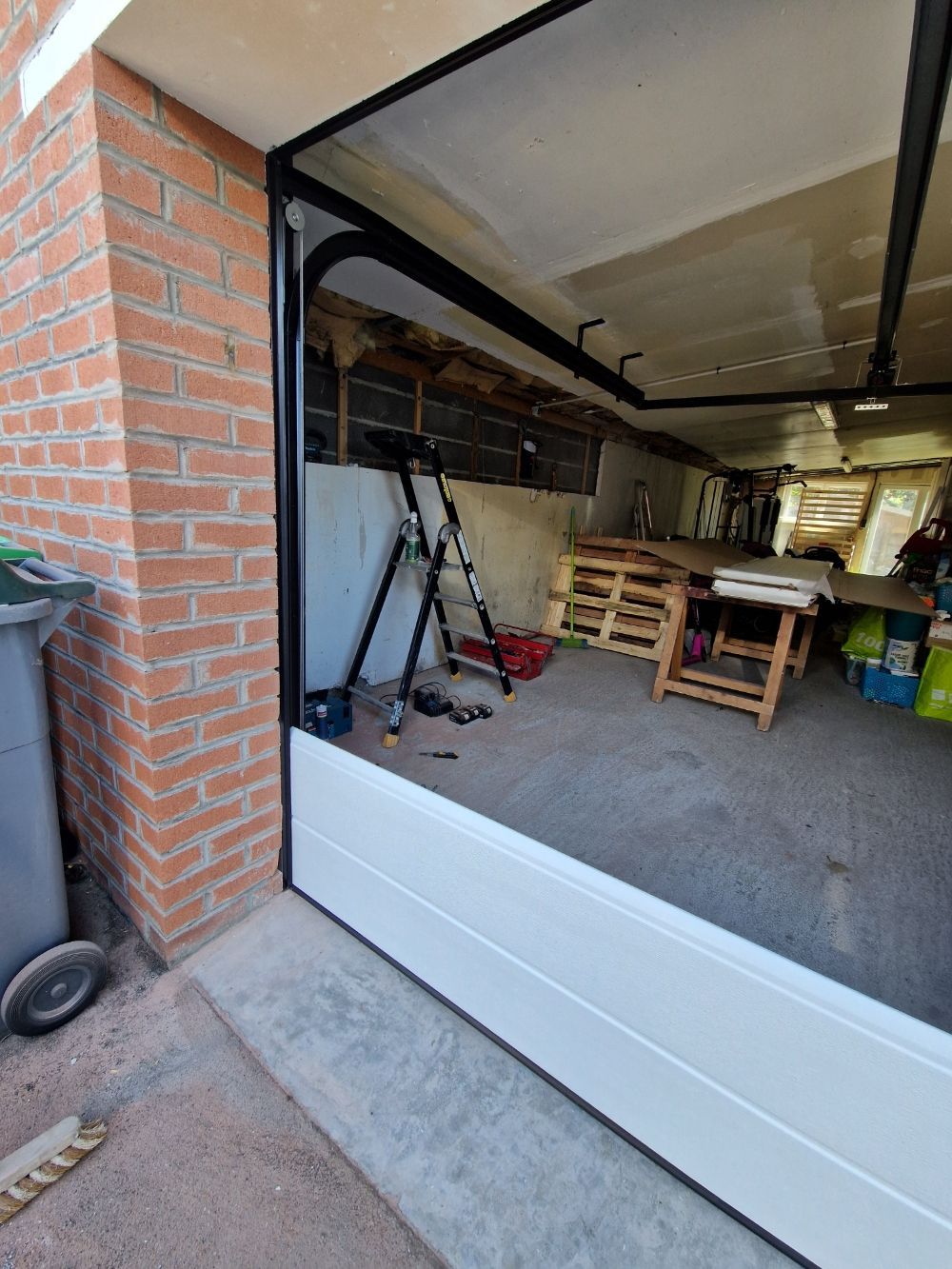 Garage ouvert pour l'installation d'une porte de garage sectionnelle