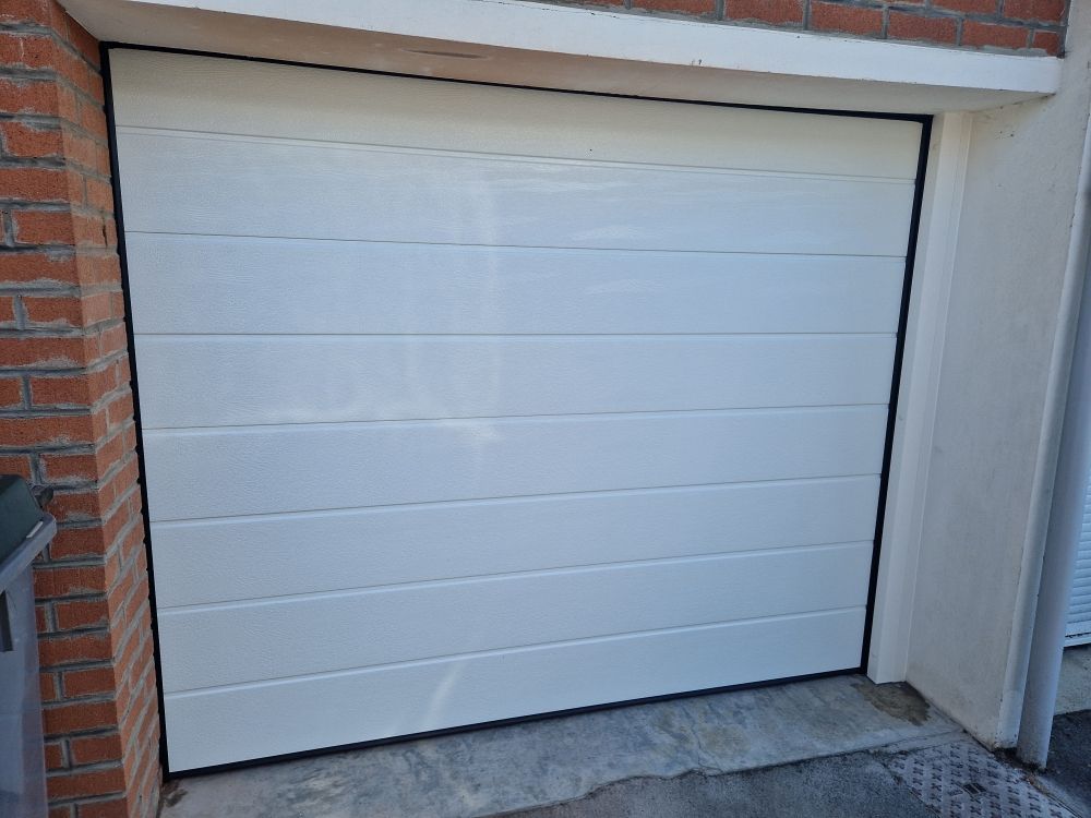 Porte de garage sectionnelle blanche fermée