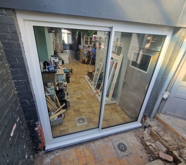 Baie vitrée coulissante avec une vue sur l'intérieur de la maison