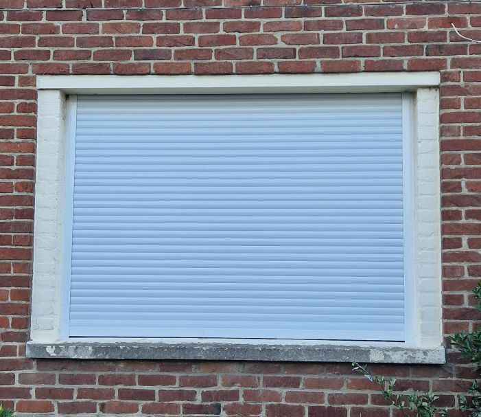 Volets roulants blanc fermés