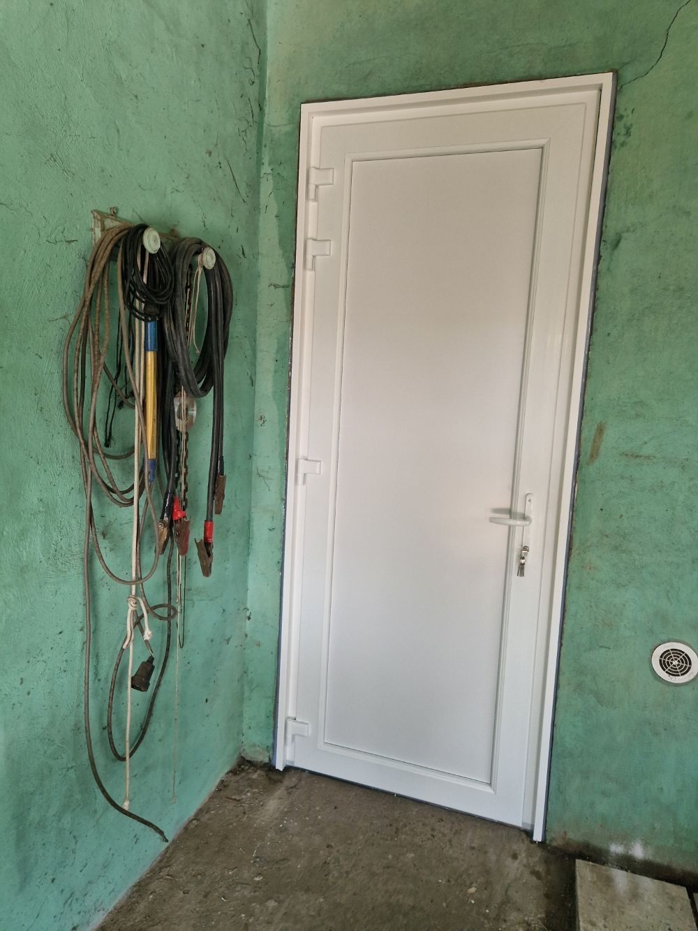 Porte en pvc blanc dans une pièce avec des murs verts