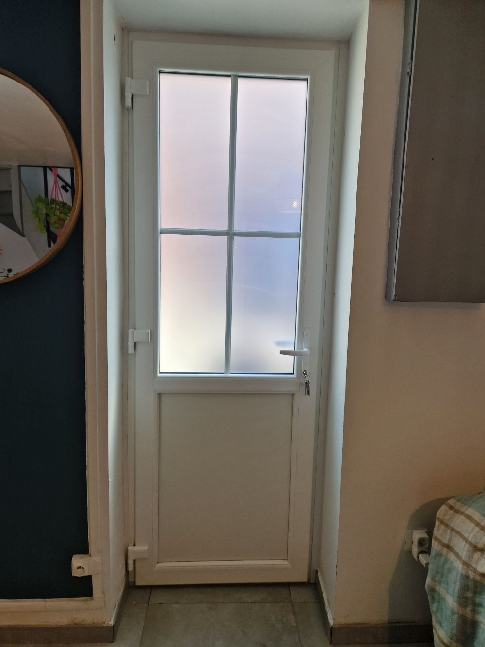 Porte d'entrée en pvc blanc avec une vitre