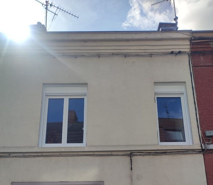 Volets roulants ouverts sur deux fenêtres