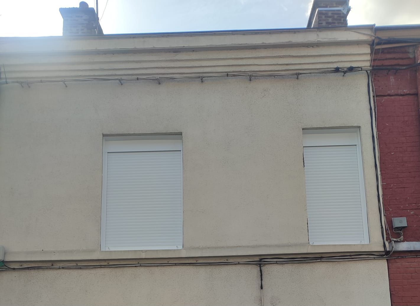 Volets roulants fermés sur deux fenêtres