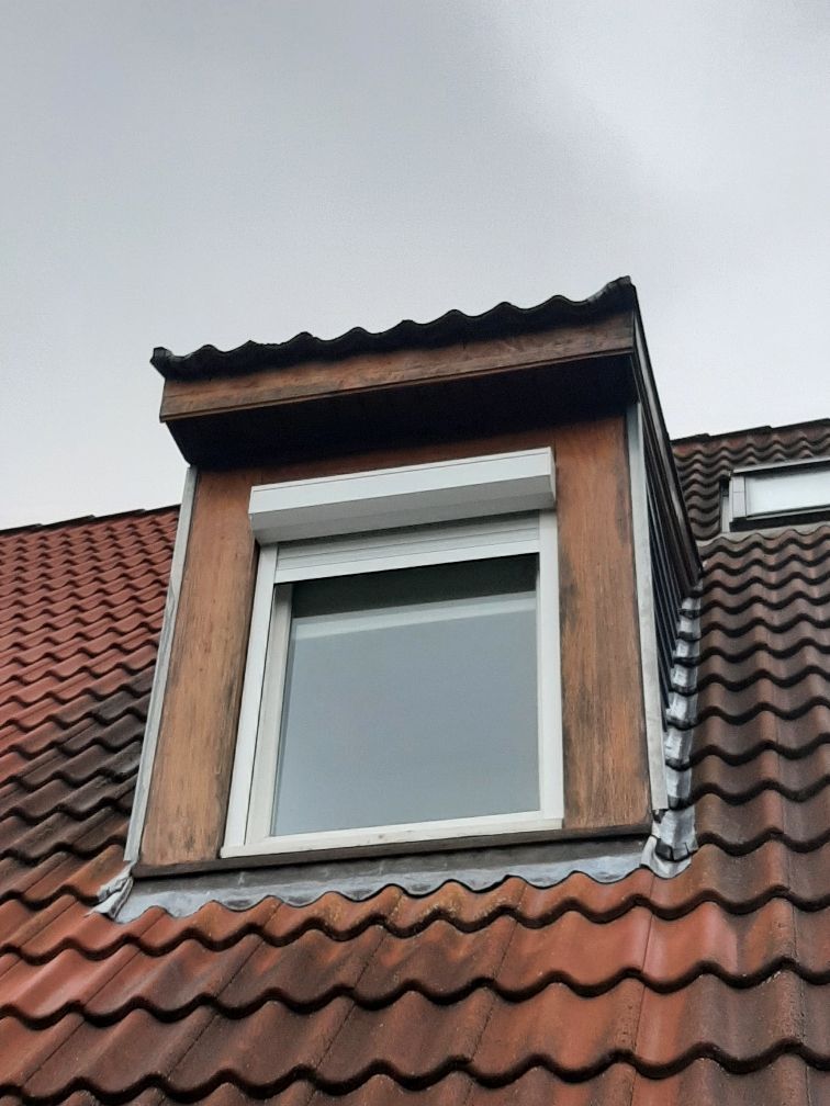 Fenêtre de toit avec encadrement en bois