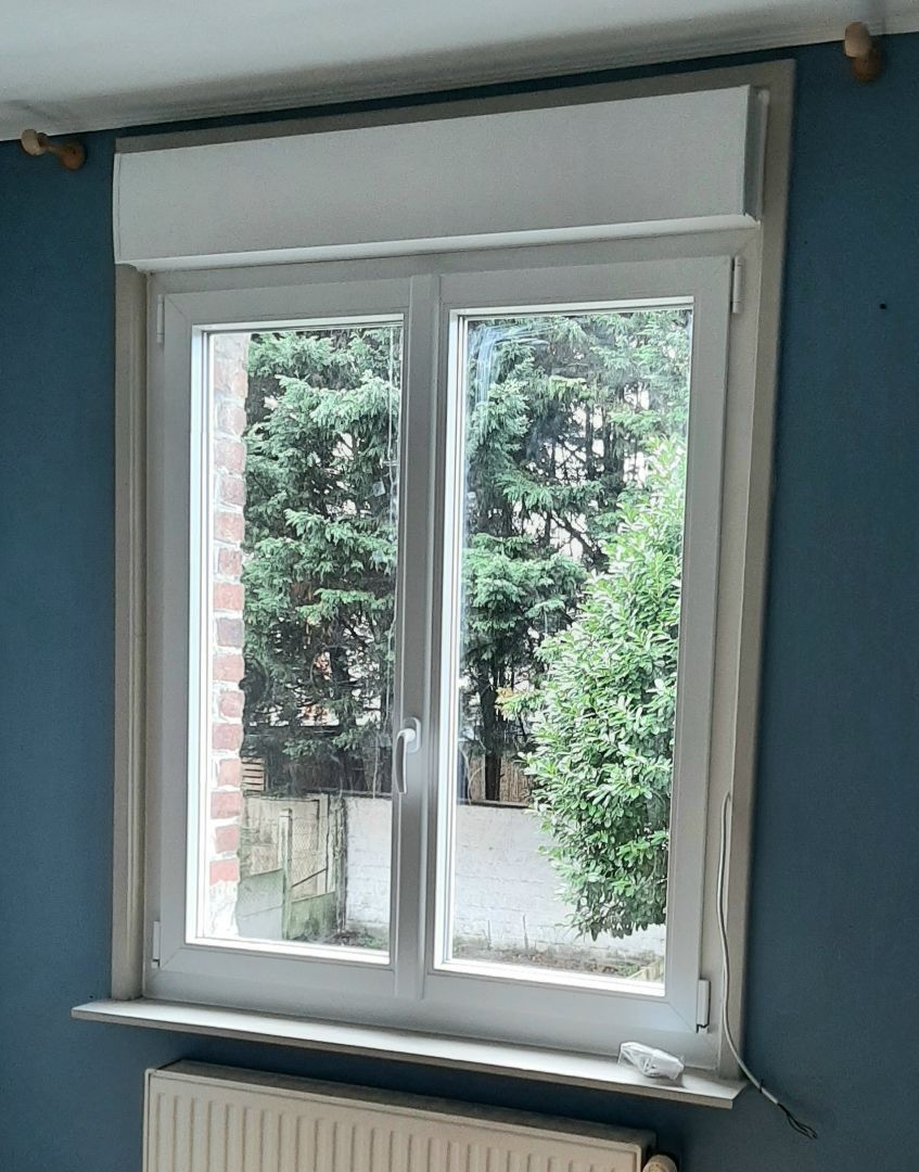 Fenêtres en PVC vu de l'intérieur sur un mur bleu