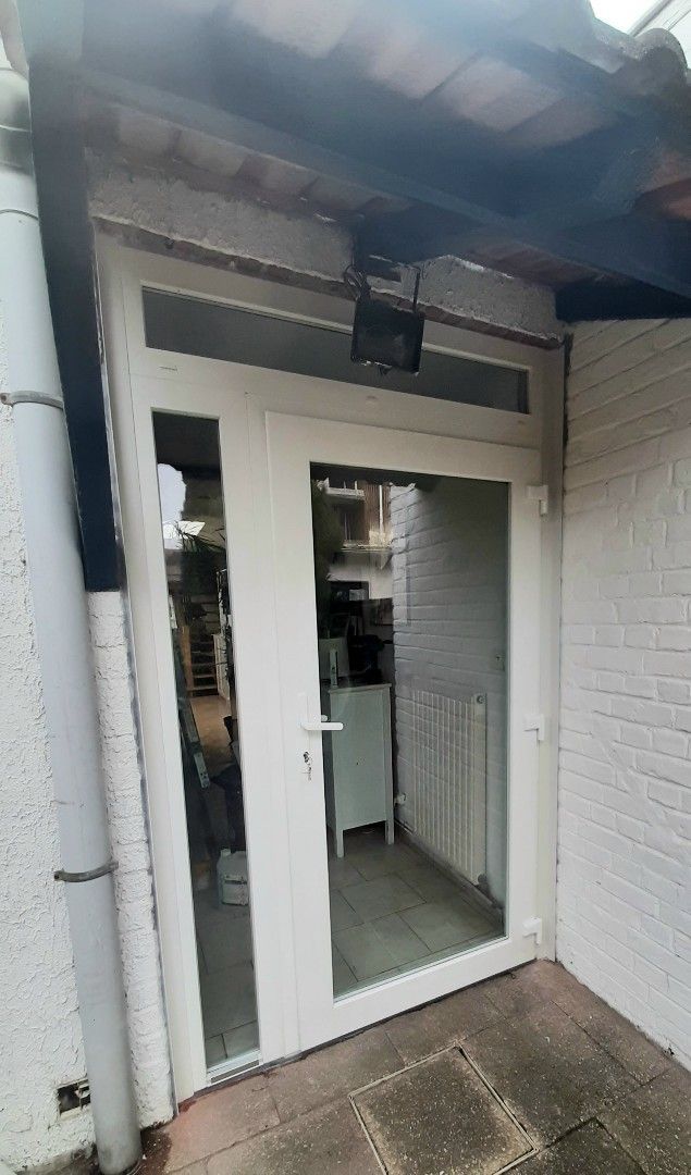 Porte PVC avec trois vitres