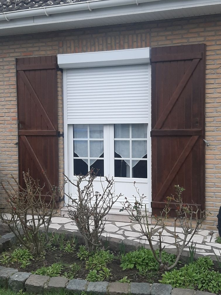 Volet roulant pour porte-fenêtre avec volets en bois