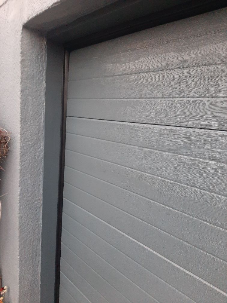 Porte de garage grisé imitation bois