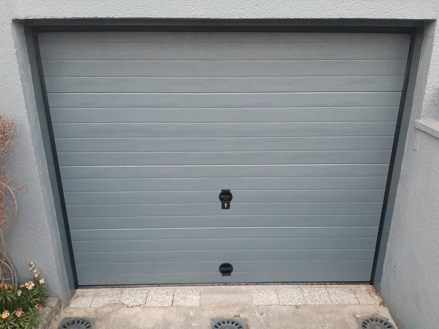 Porte de garage grise avec serrure