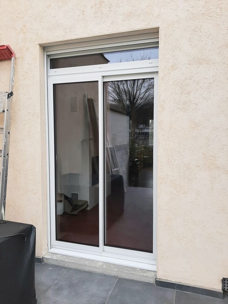 Porte coulissante blanche en PVC