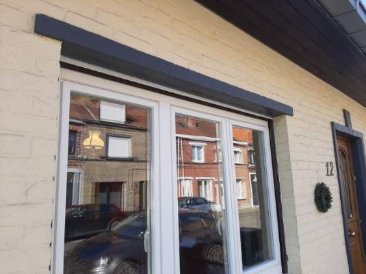 Porte-fenêtre trois portes sur façade blanche