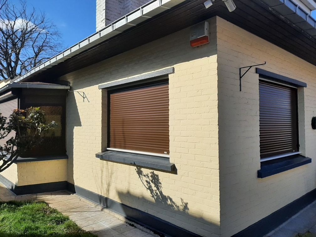 Volets roulants imitation bois sur maison