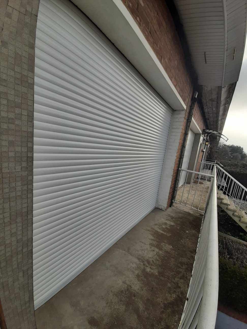 Volets roulants fermés pour des baies vitrées de balcon